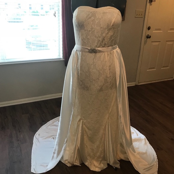 Ivory lace wedding dress with detachable train - Picture 2 of 3